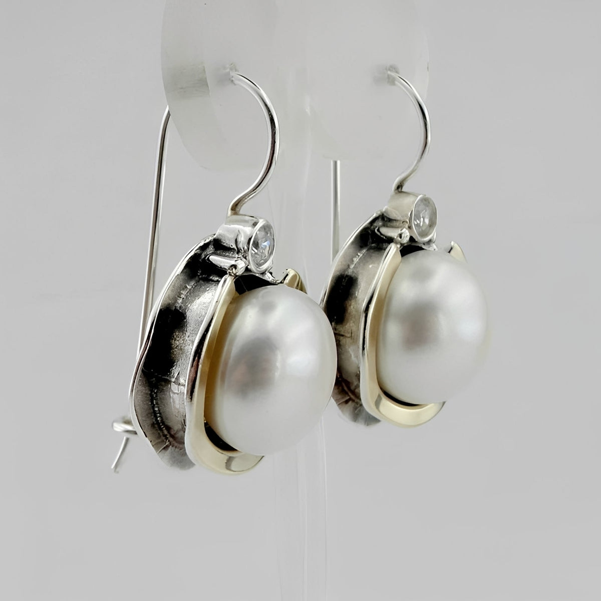 Helena – Vintage earrings with rounded pearls