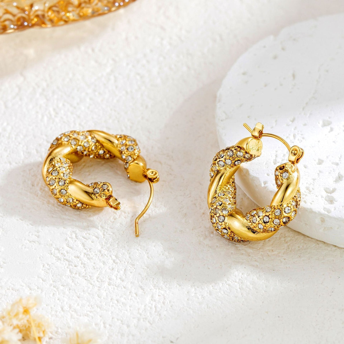 Alix – U-Twist Earrings in Gold