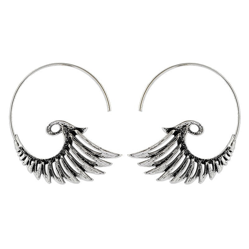 Zia – Golden earrings with wing design