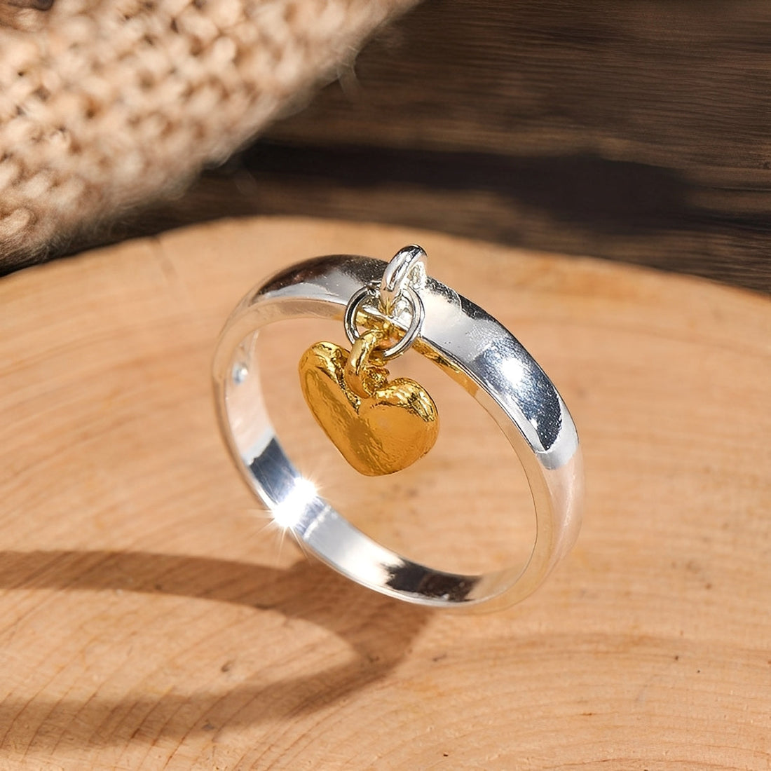 Maelie – Silver ring with moving heart retro style