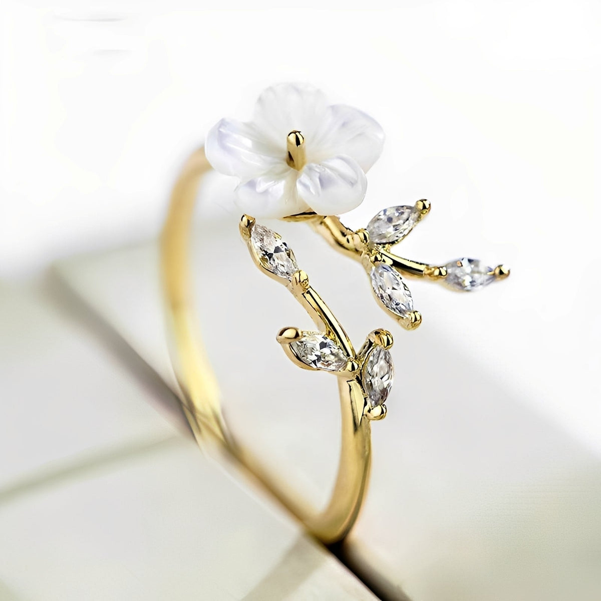 Mayla – Ring floral with white flowers