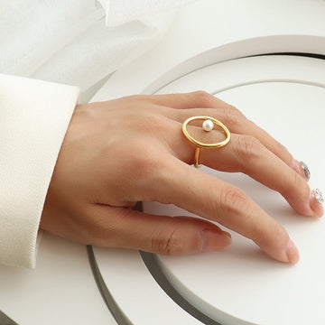 Frog – Gold Ring with Oval Freshwater Pearl