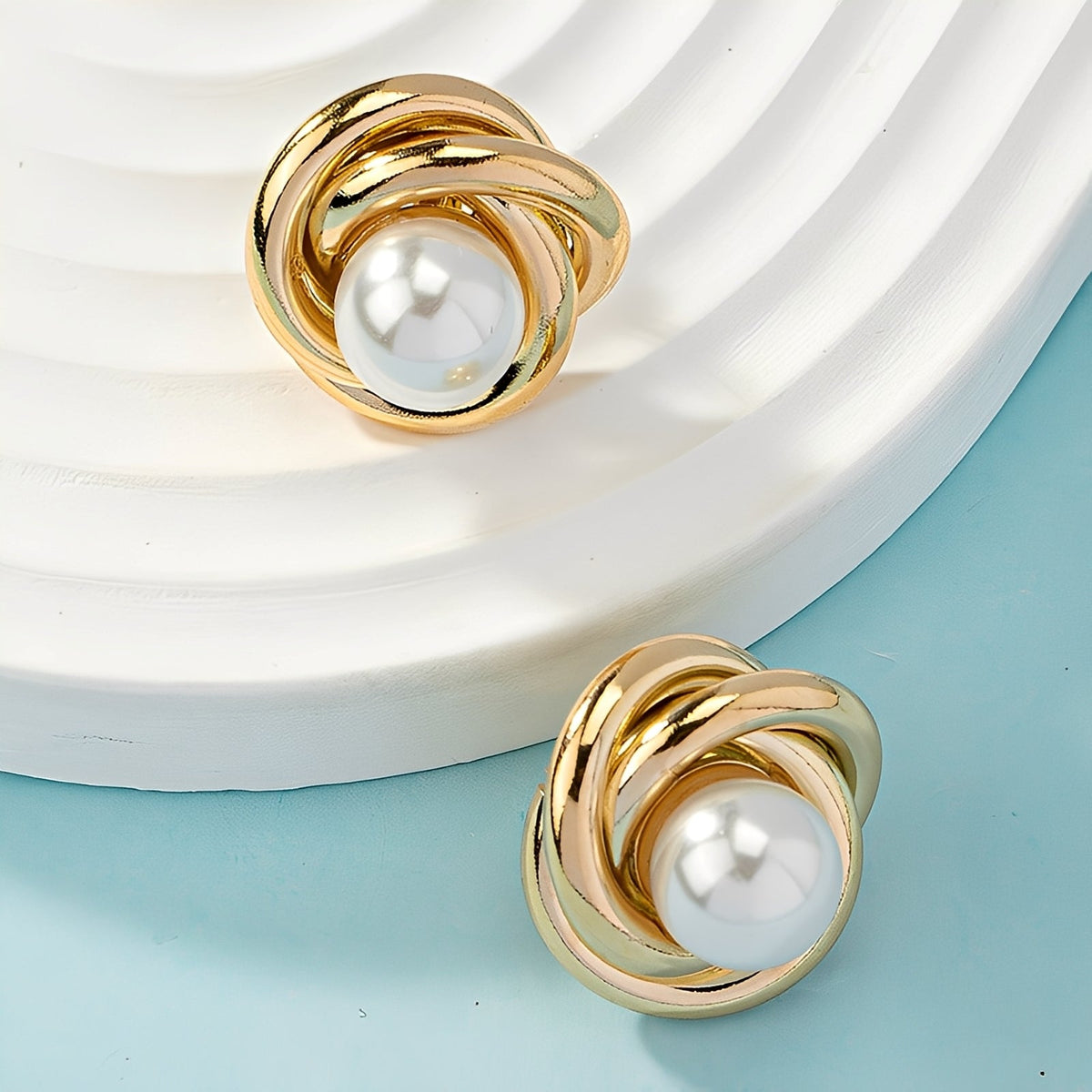 Krisna – Elegant Gold Earrings with Pearls