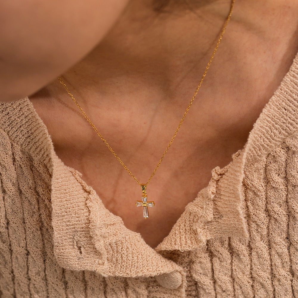 Mae – Necklace with cross pendant
