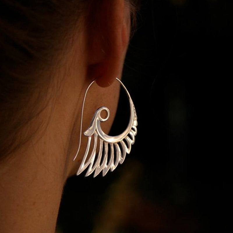 Zia – Golden earrings with wing design