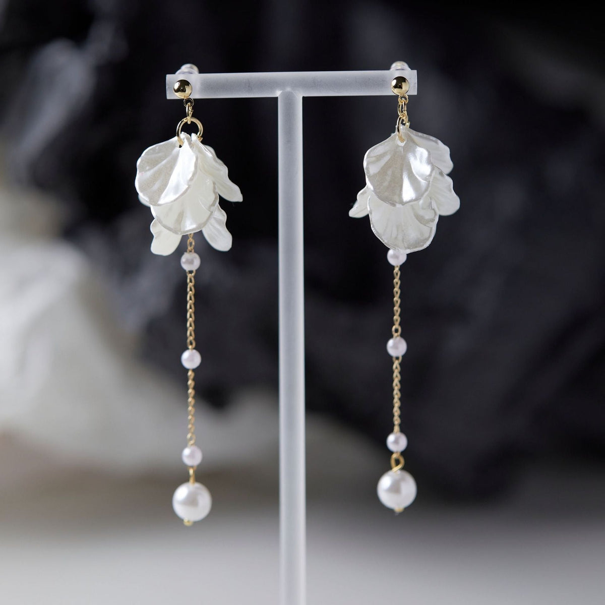 Rhia – Earrings of fairy flower petals with pearl and tassels