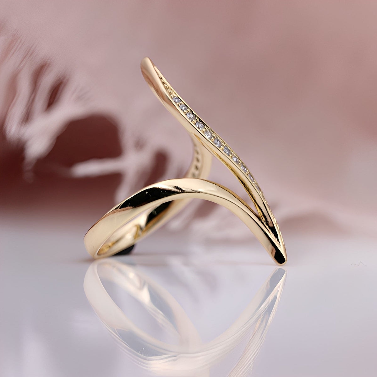Brianna – Elegant ring with shiny details