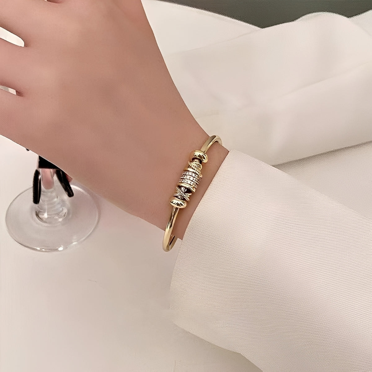 Amalia – Adjustable bracelet with golden charms