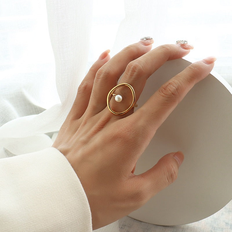 Frog – Gold Ring with Oval Freshwater Pearl