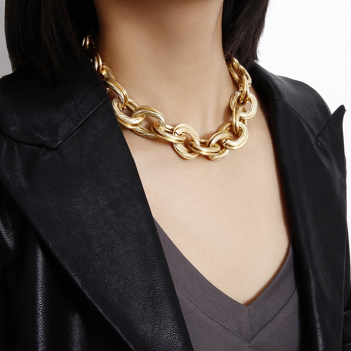 Alessia – Necklace with thick golden links