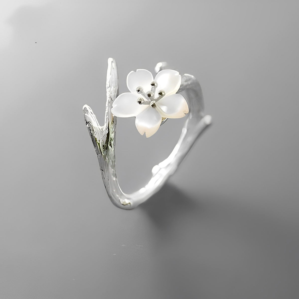Lilou – Adjustable vintage ring with white flower