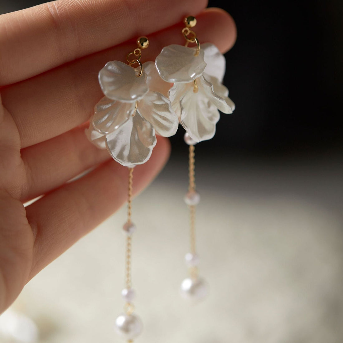 Rhia – Earrings of fairy flower petals with pearl and tassels