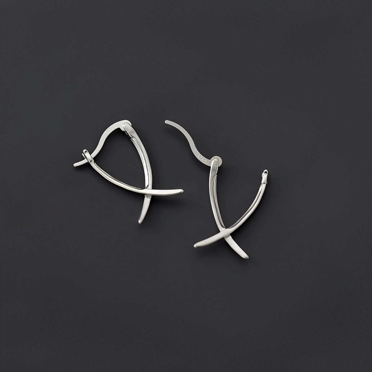 Vanny – Elegant Gold Cross Earrings