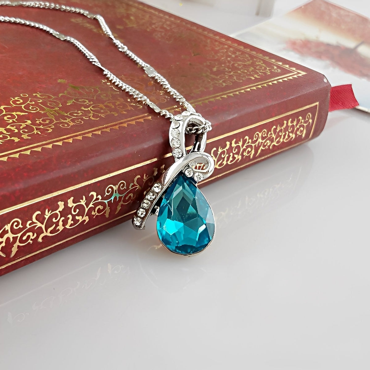 Pilar – Bright Crystal Necklace in White Gold