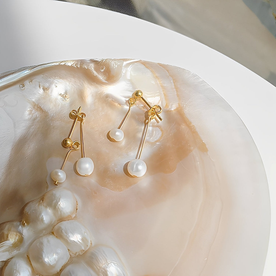 Alice – Hanging Pearl Romantic Earrings