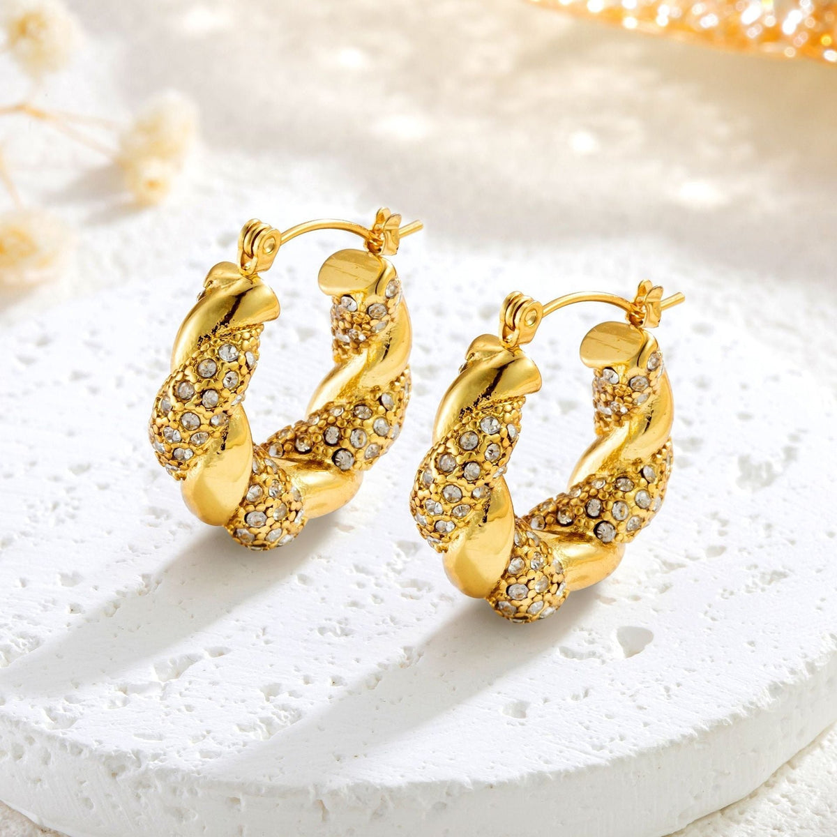 Alix – U-Twist Earrings in Gold