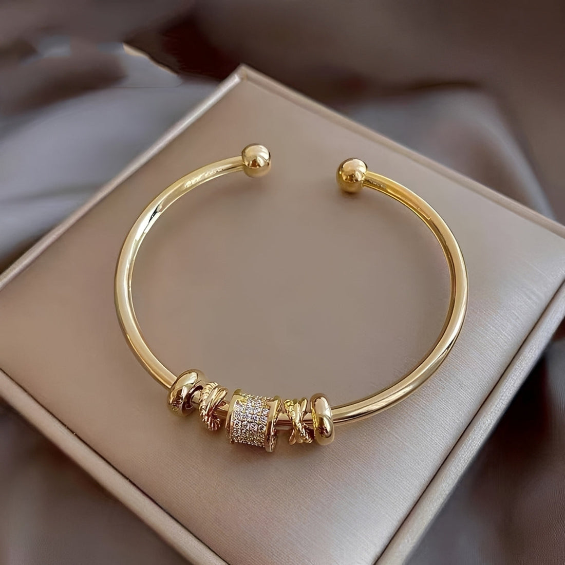Amalia – Adjustable bracelet with golden charms