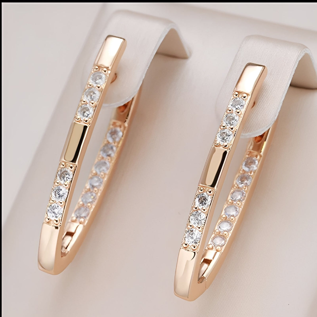 Cleah – Elegant earrings with shiny details