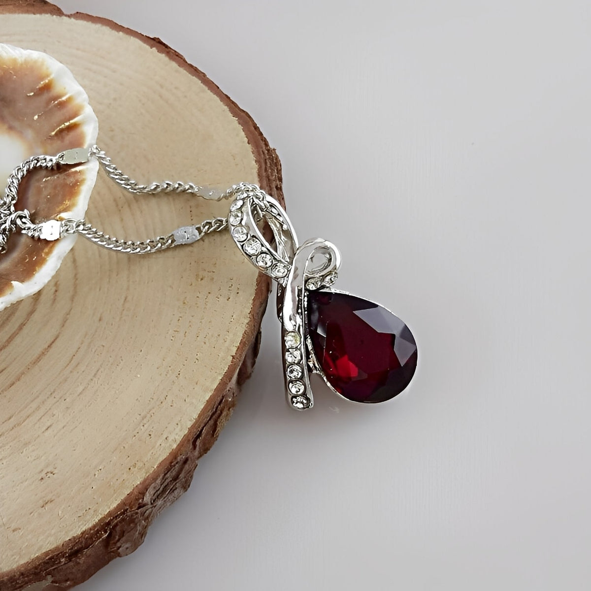 Pilar – Bright Crystal Necklace in White Gold