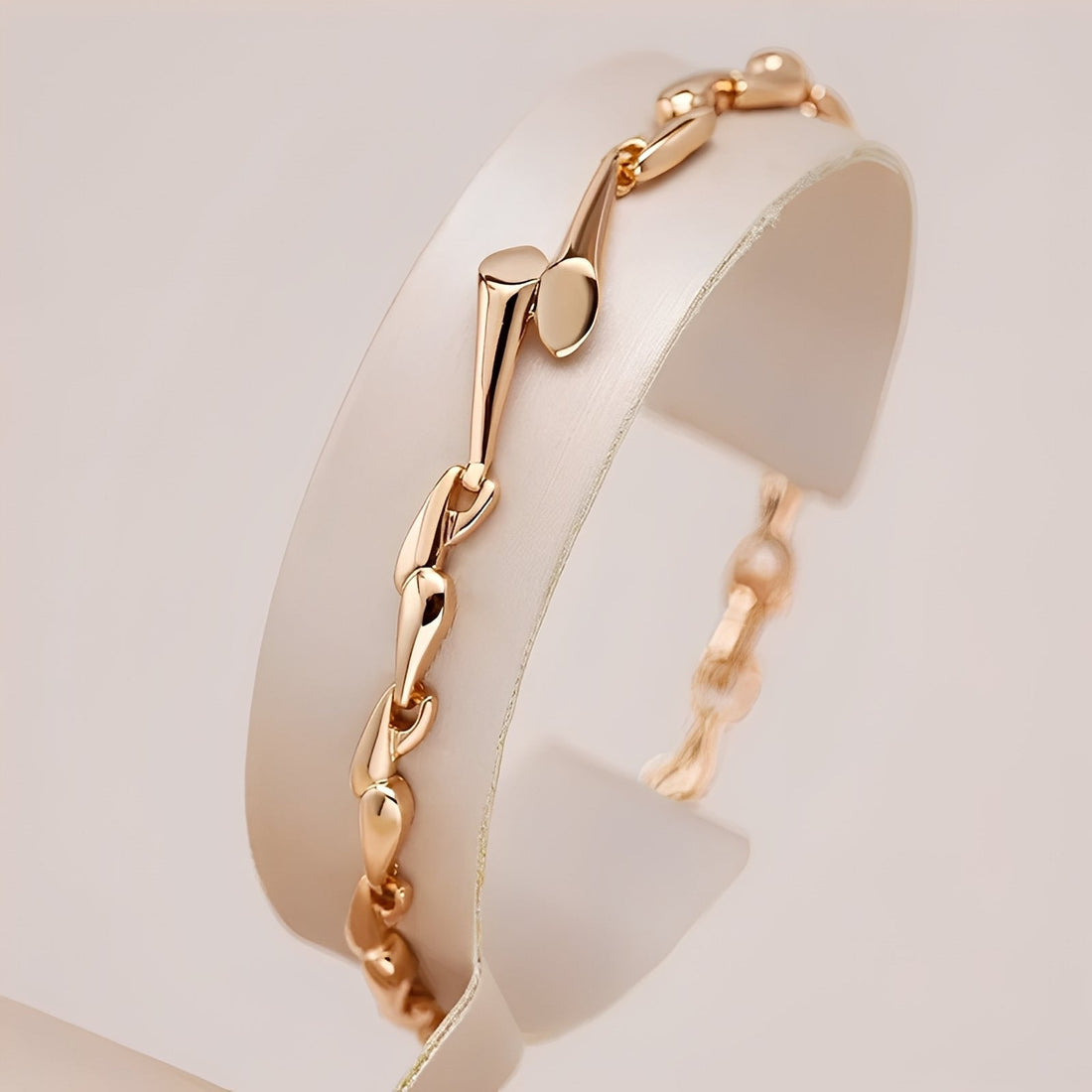 Lina – Elegant Bracelet in Gold