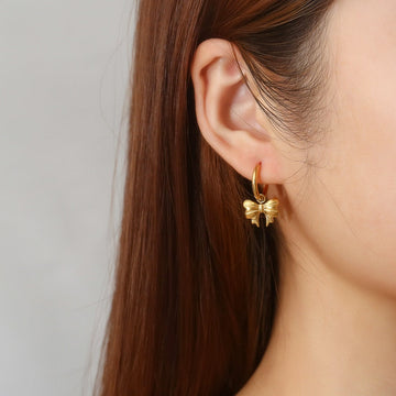 Carla – Earrings with elegant bow
