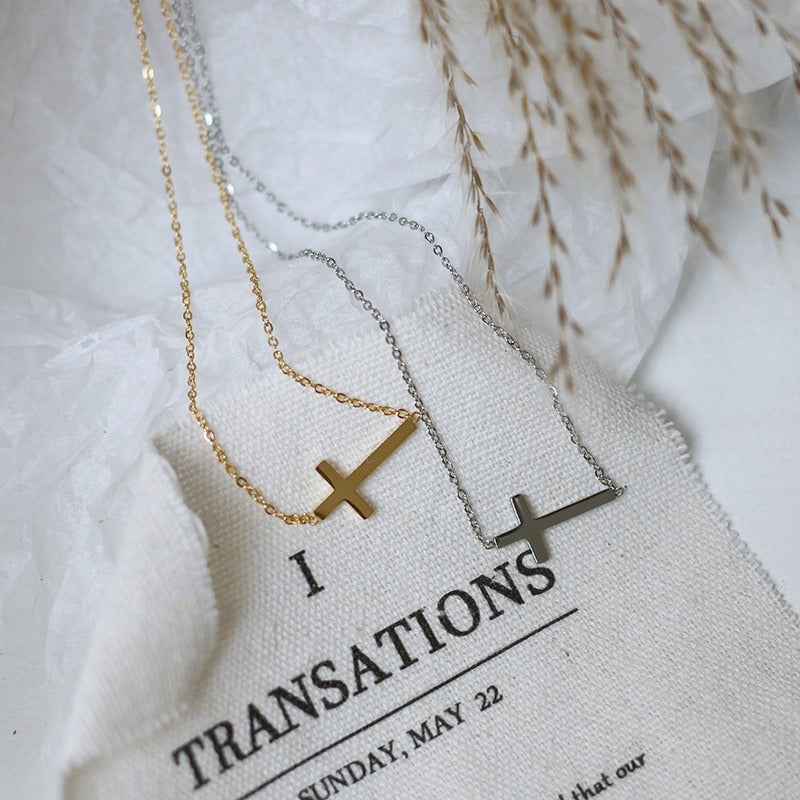 Nelly – Minimalist Cross Necklace in Gold
