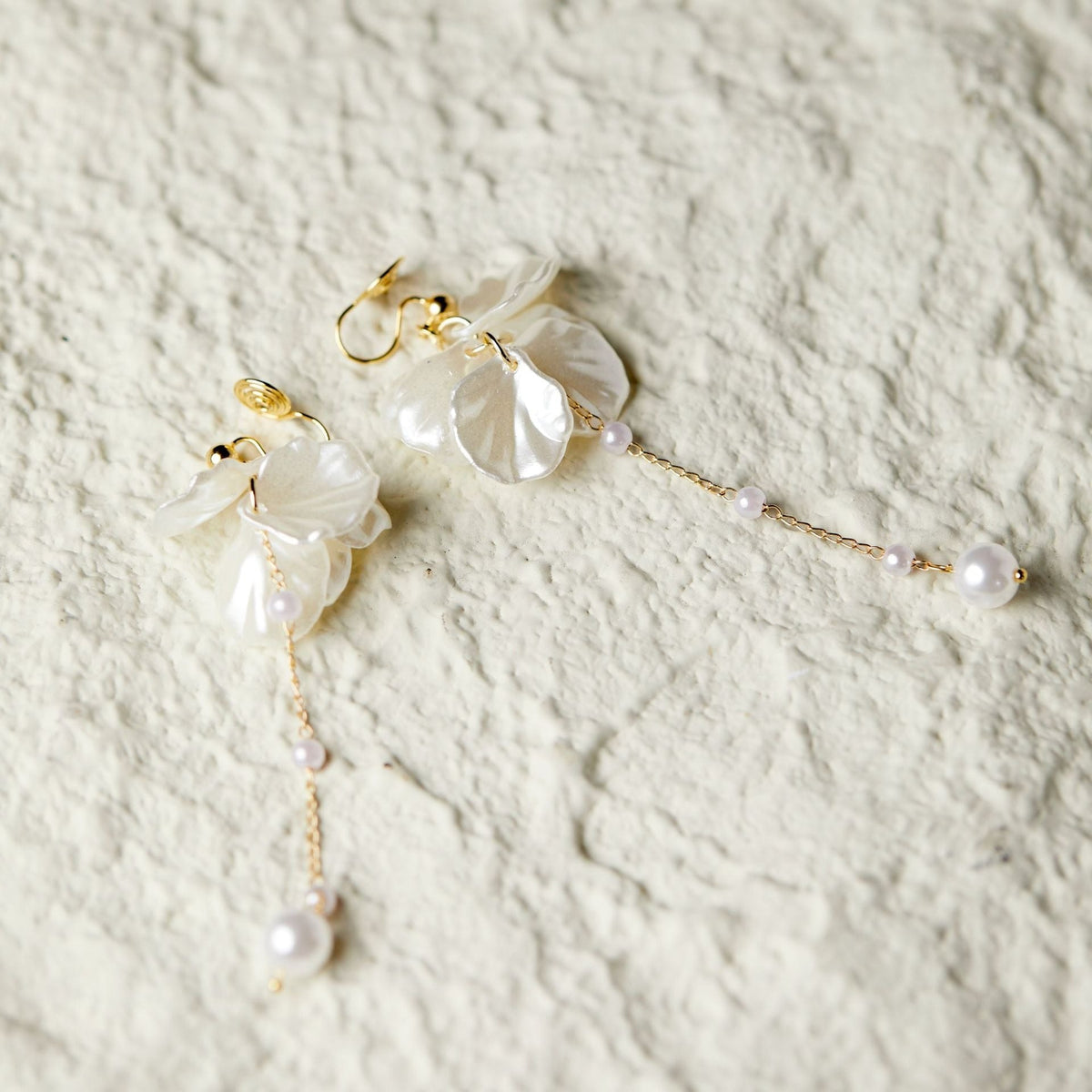 Rhia – Earrings of fairy flower petals with pearl and tassels