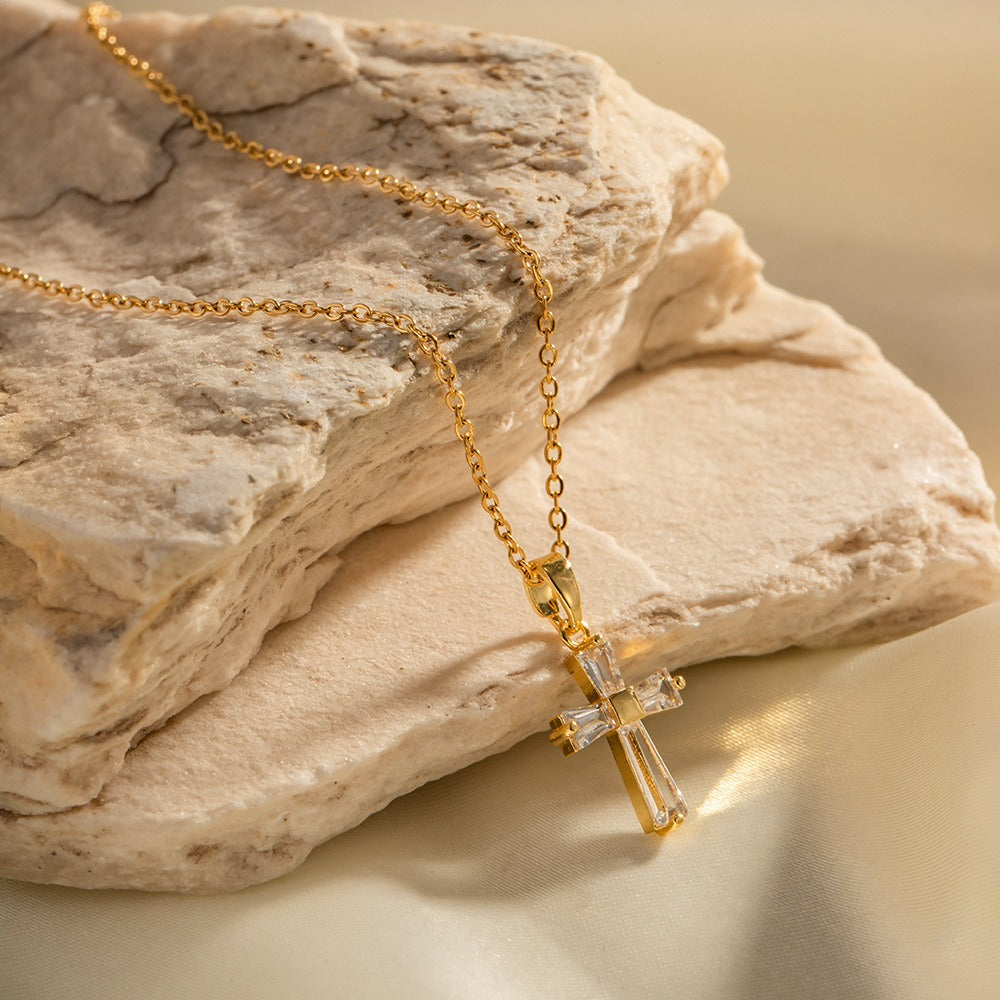 Mae – Necklace with cross pendant