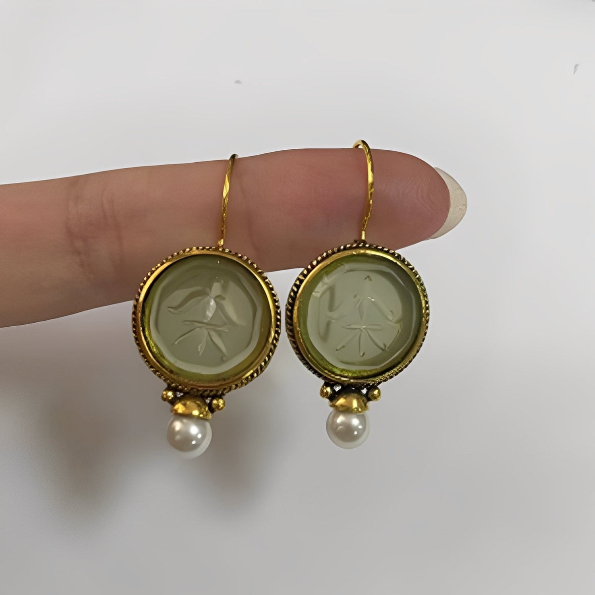 Nolwenn – Vintage pearl and emerald earrings