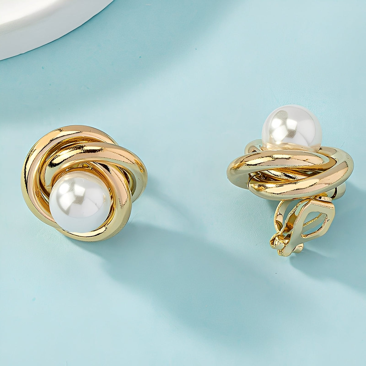 Krisna – Elegant Gold Earrings with Pearls