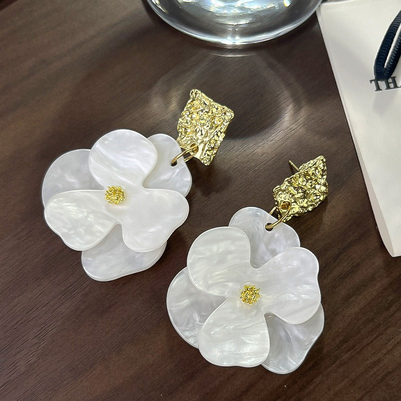 Kai – Hanging flower earrings in gold