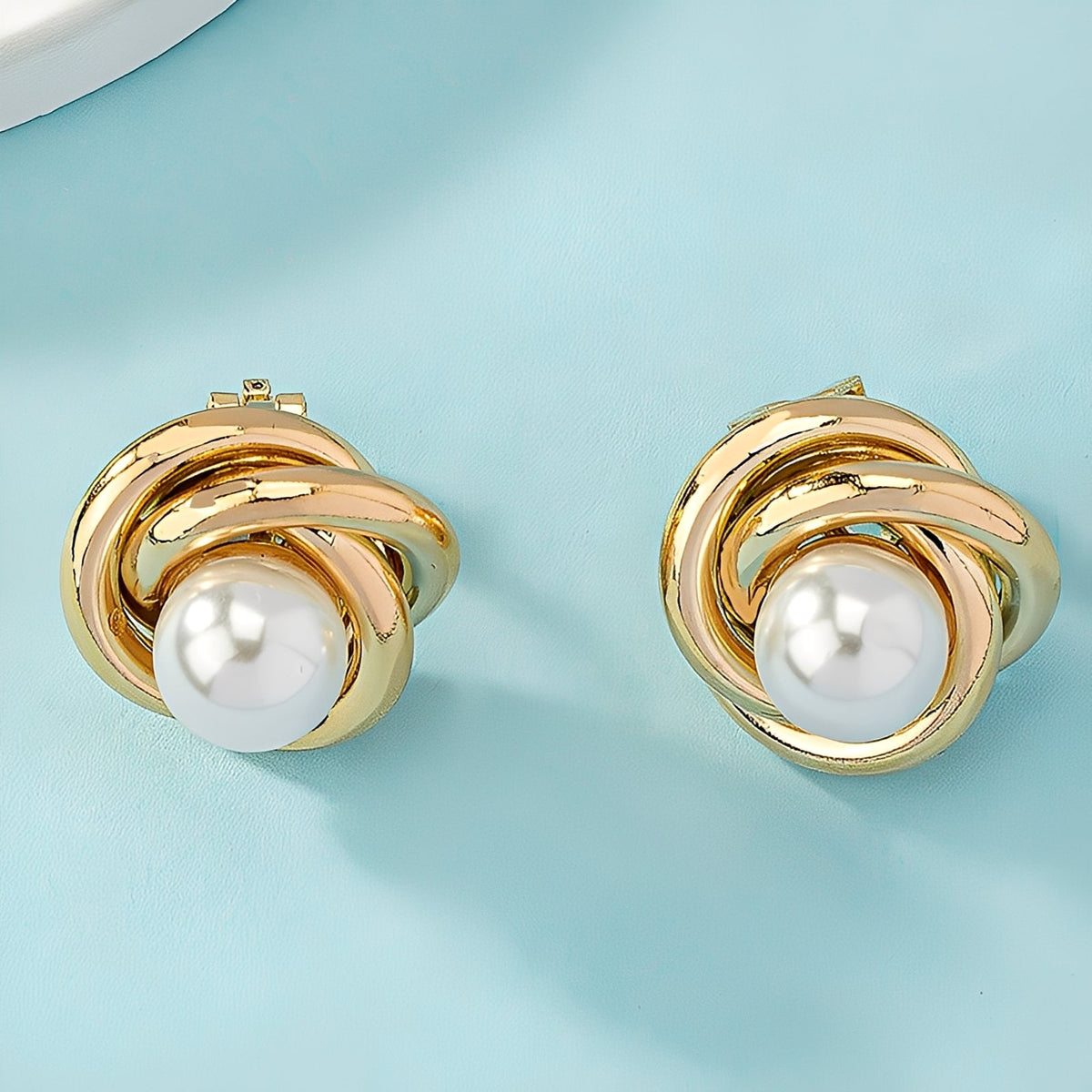 Krisna – Elegant Gold Earrings with Pearls