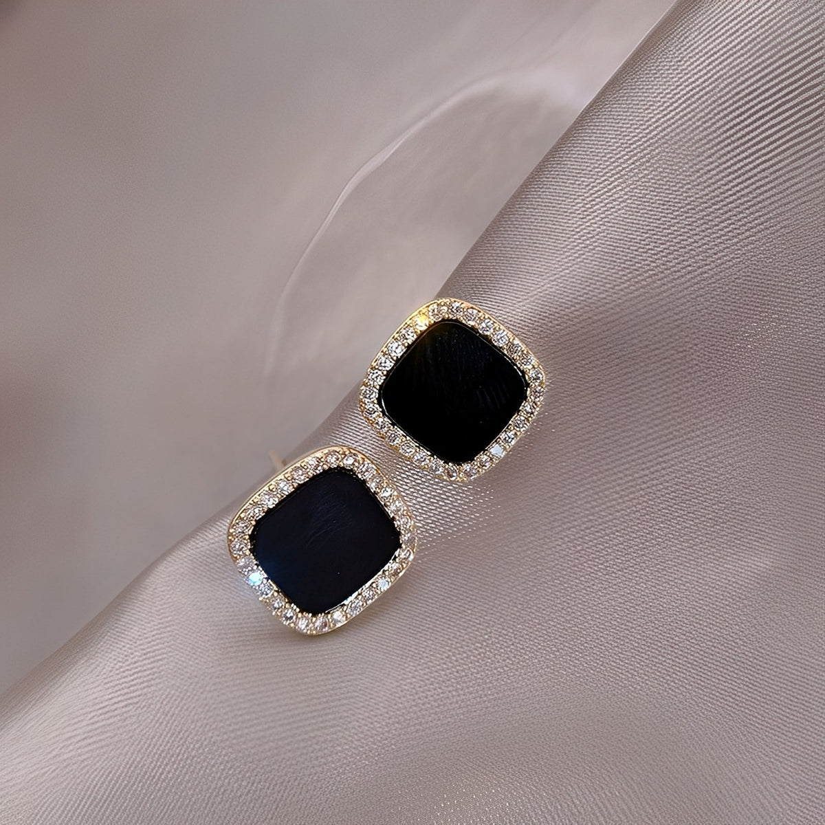 Catherine – Elegant Contrast Eternal Earrings