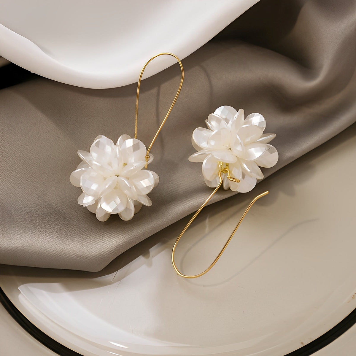 Florina – Earrings of white flowers with natural charm