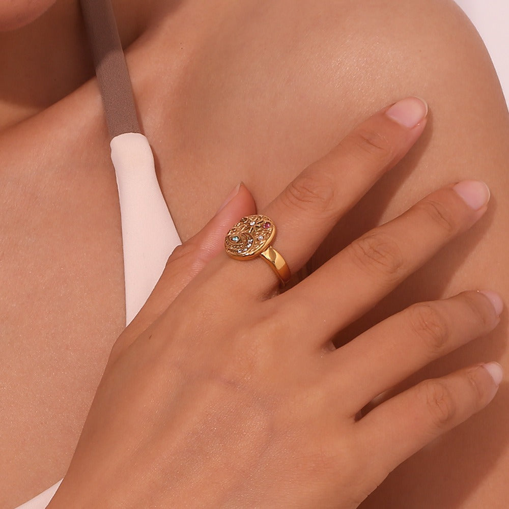Solenya – Gold crystal ring with sun-moon motif