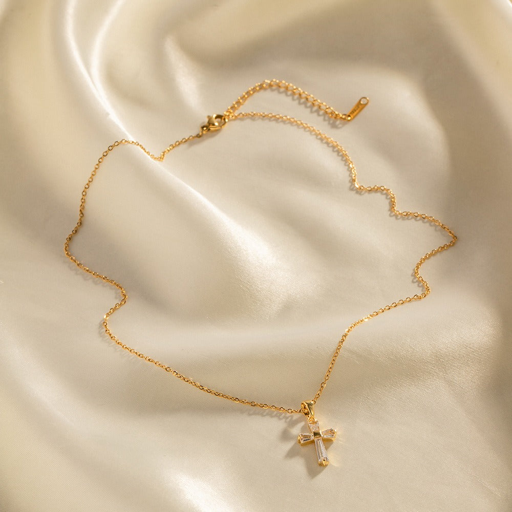 Mae – Necklace with cross pendant