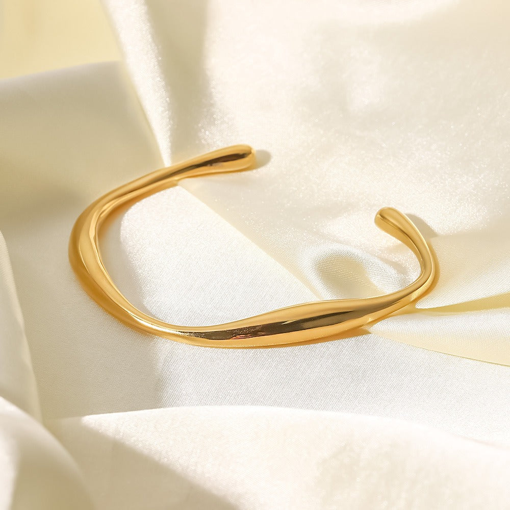 Gayle – Elegant Möbius Bracelet