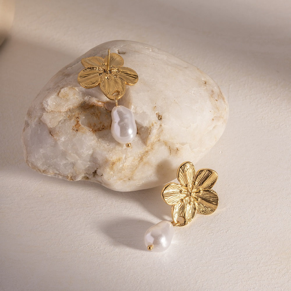 Ember – Earrings floral creation with golden pearls