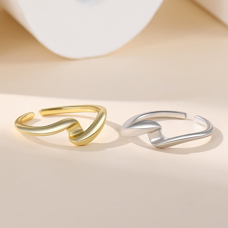 Elaine – Silver ring with irregular wave design