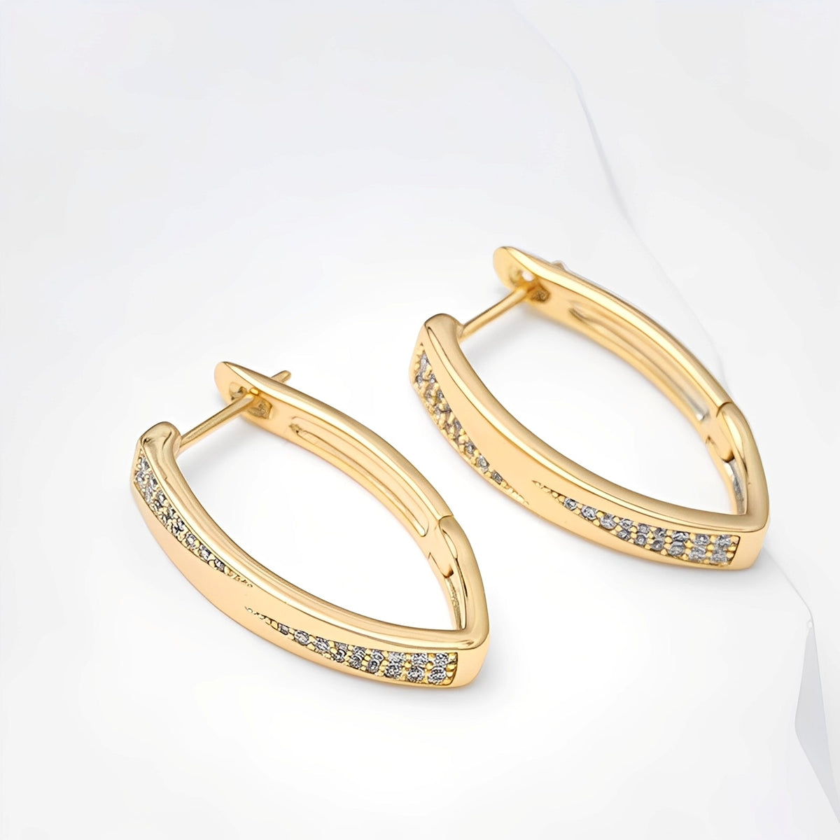 Sophie – Elegant earrings with shiny details