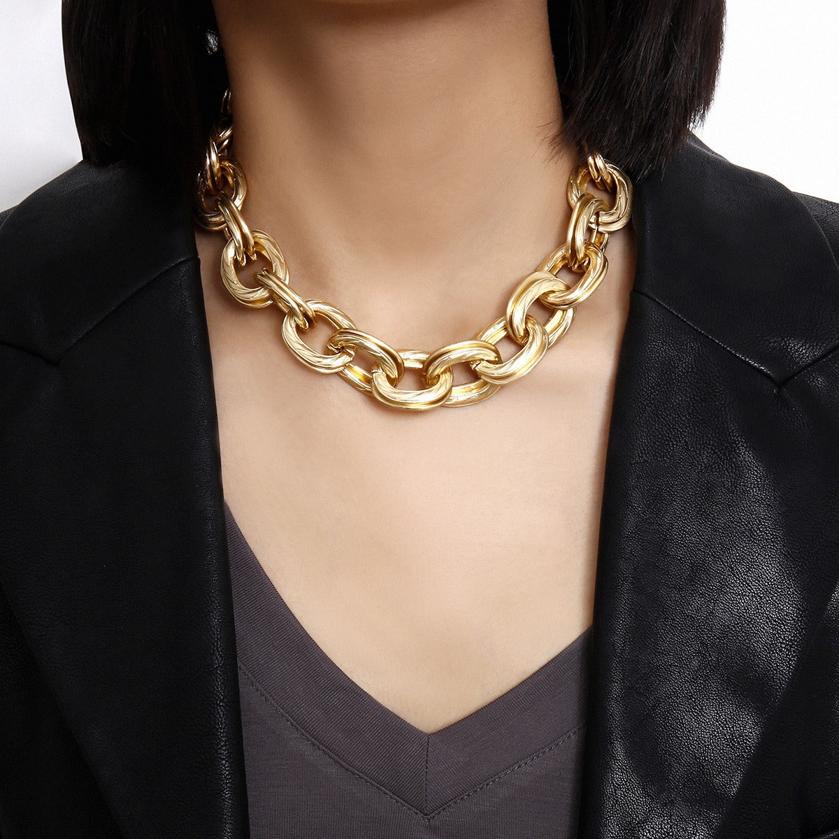 Alessia – Necklace with thick golden links