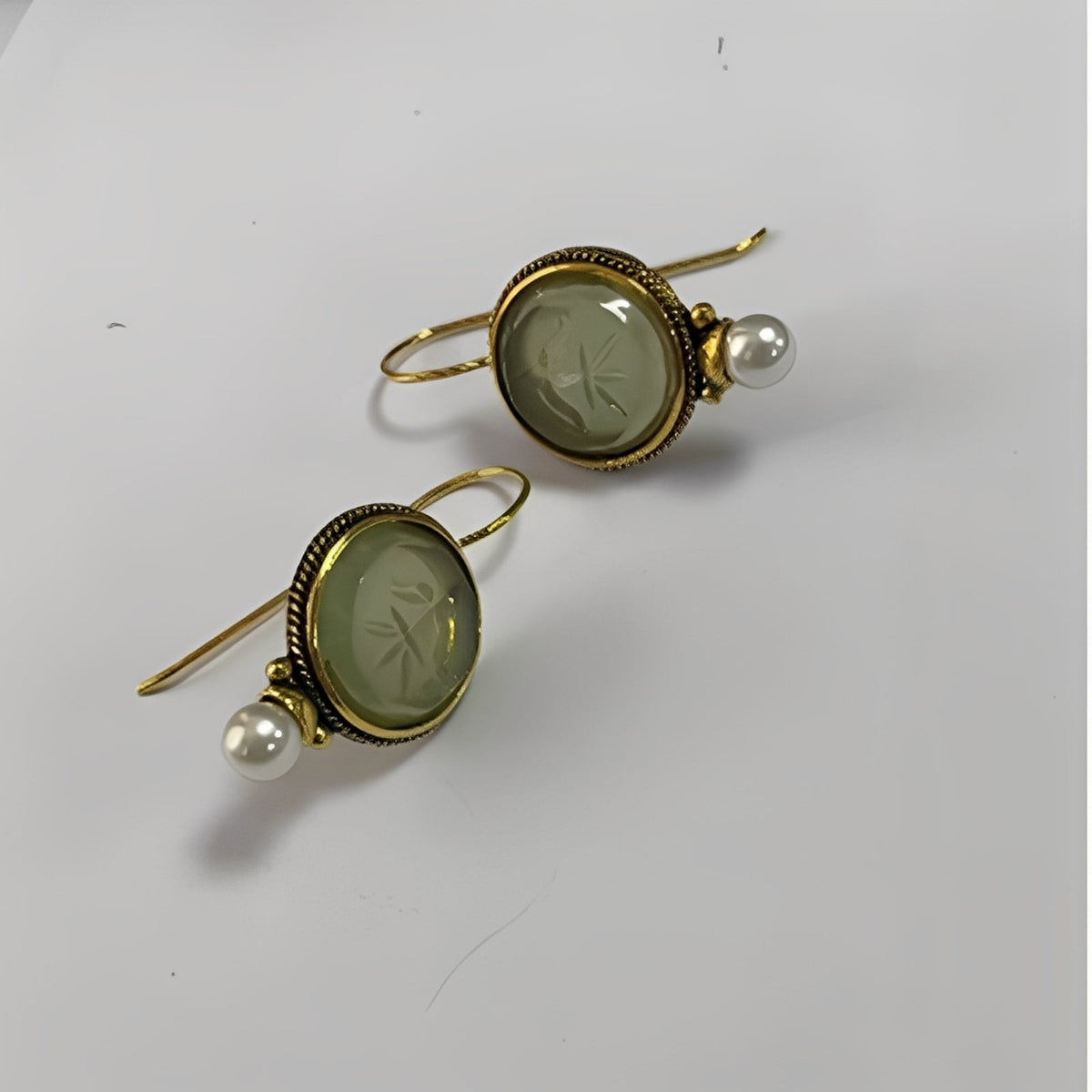 Nolwenn – Vintage pearl and emerald earrings