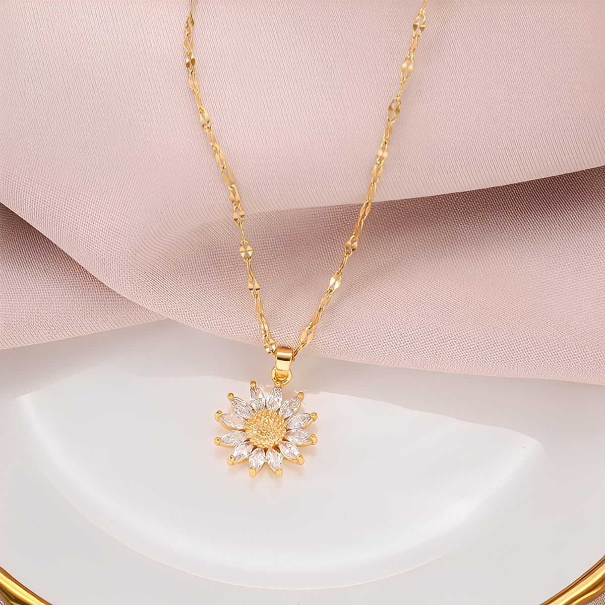 Manon – Brilliant Sunflower Necklace in Gold