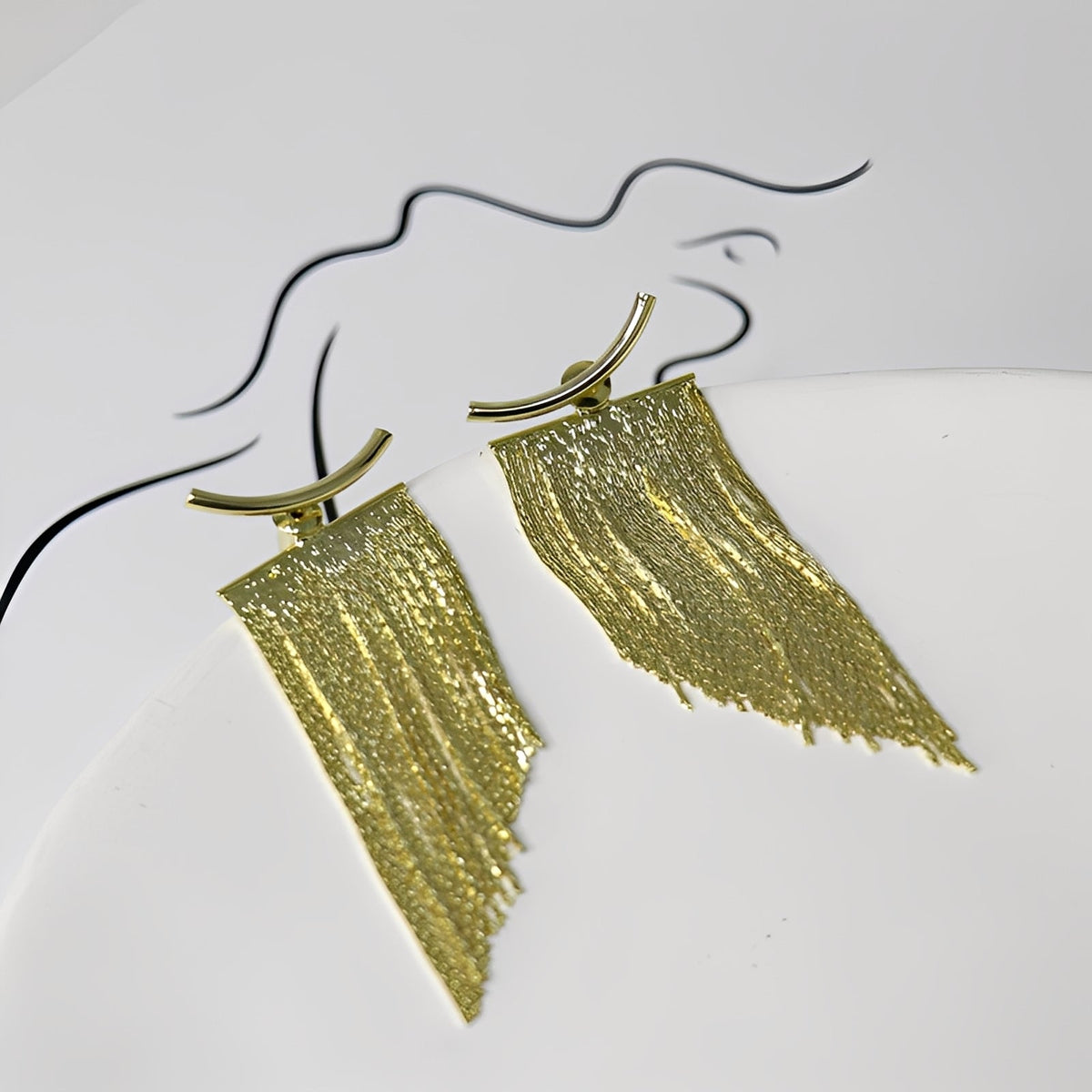 Claire – Vintage gold earrings with drape