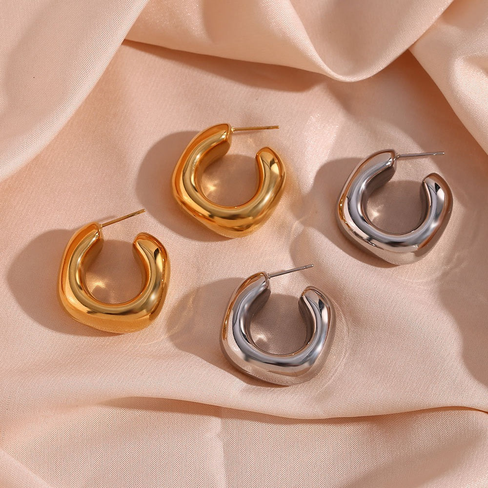 Amandine – Thick hoops of modern design