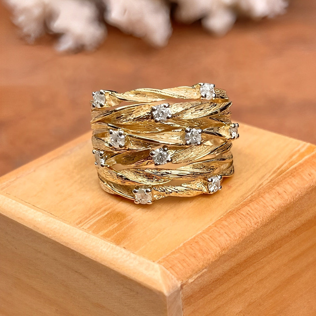 Marisse – Golden vintage style ring with subtle shine