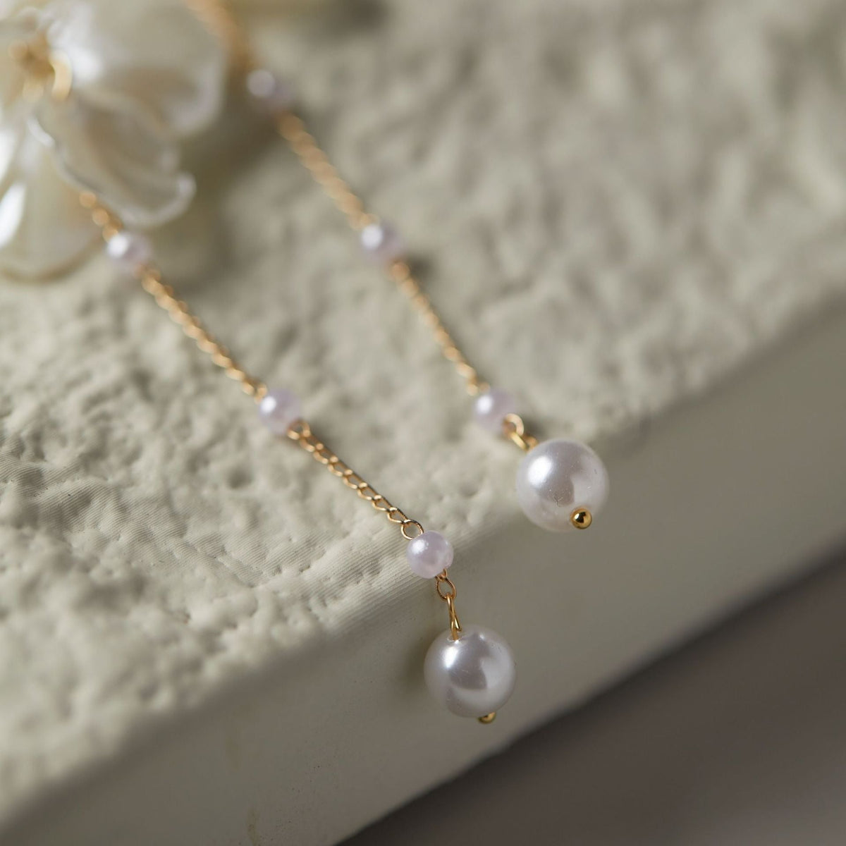 Rhia – Earrings of fairy flower petals with pearl and tassels