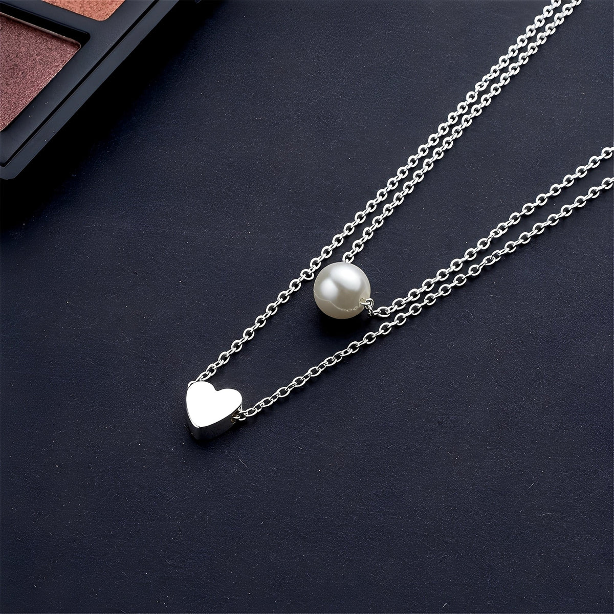 Julia – Elegant Collar of Pearls and Hearts