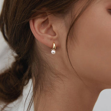 Maelle – Gold earrings with a single pearl