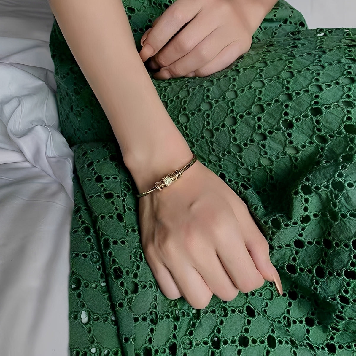 Amalia – Adjustable bracelet with golden charms